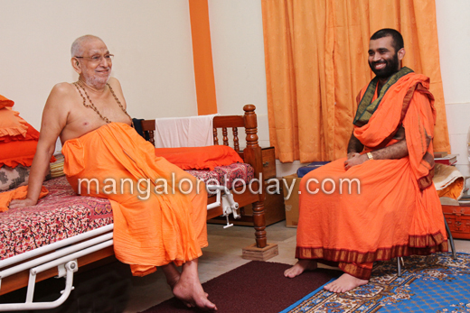 Srimad Sudhindra Thirtha Swamiji with Samyamindra Thirtha swamiji